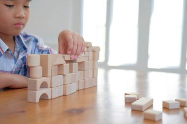 ahşap blok oyuncak oynayan genç küçük Asyalı çocuk çocuk çocuk çocuk okul çocuğu. eğitim kavramı öğrenme