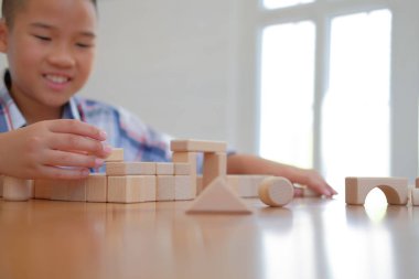 ahşap blok oyuncak oynayan genç küçük Asyalı çocuk çocuk çocuk çocuk okul çocuğu. eğitim kavramı öğrenme