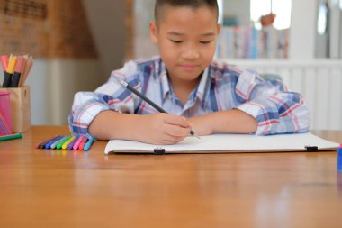 küçük Asyalı çocuk çocuk çocuk öğrenci resim çizim. çocuk eğlence aktivite evde