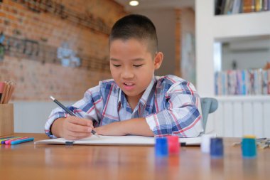 küçük Asyalı çocuk çocuk çocuk öğrenci resim çizim. çocuk eğlence aktivite evde