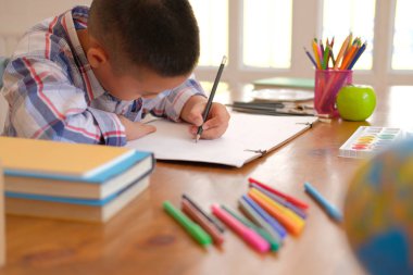 küçük Asyalı çocuk çocuk çocuk öğrenci resim çizim. çocuk eğlence aktivite evde