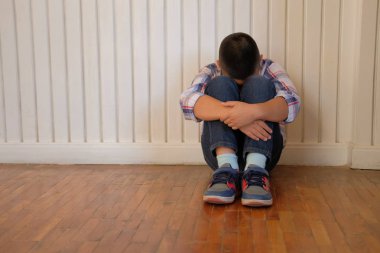 bağımlılığı sorunu acı katta oturan depresif üzgün üzgün Asyalı çocuk çocuk çocuk çocuklar