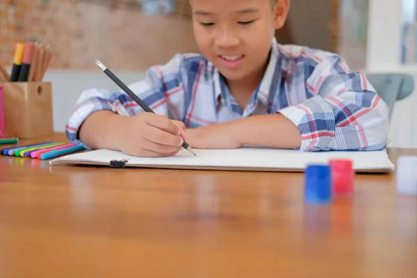 Маленький Азиатский Мальчик Школьник Рисует Картину Детский Досуг Дома — стоковое фото