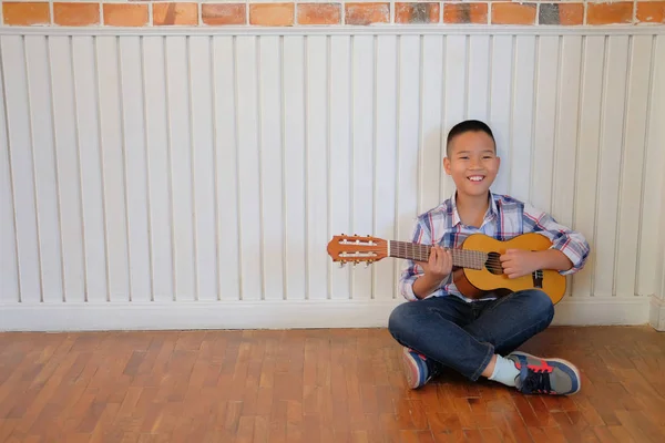Asiático Garoto Menino Criança Tocando Guitarra Ukulele Casa Atividade Lazer — Fotografia de Stock