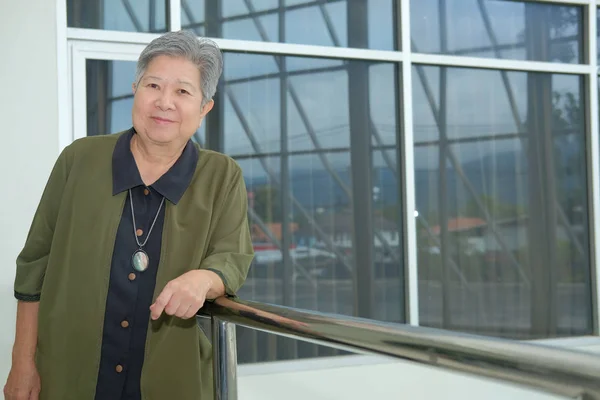 Asiático Anciano Mujer Mujer Descansando Relajante Balcón Terraza Anciano Senior — Foto de Stock