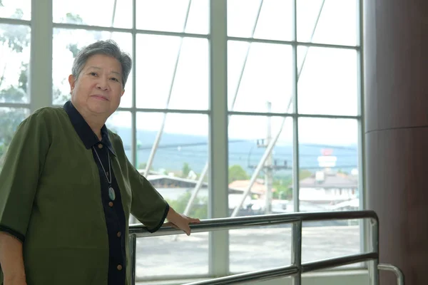 Asiatische Ältere Frau Die Sich Auf Der Balkonterrasse Gemütlich Macht — Stockfoto