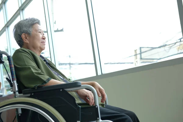 Azjatycka Starszy Kobieta Wózku Inwalidzkim Odpoczynek Pobliżu Okna Osób Starszych — Zdjęcie stockowe