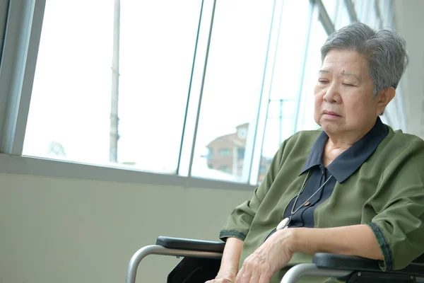 Uttråkad Asiatisk Äldste Kvinna Rullstol Sover Nära Fönstret Äldre Kvinnliga — Stockfoto