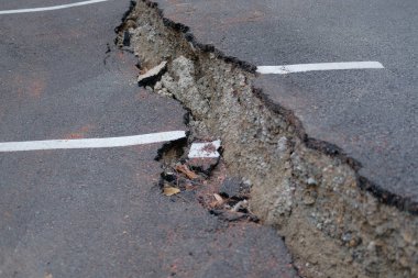 asphault kırsal yol üzerinde çatlaklar. daraltılmış sokak zarar