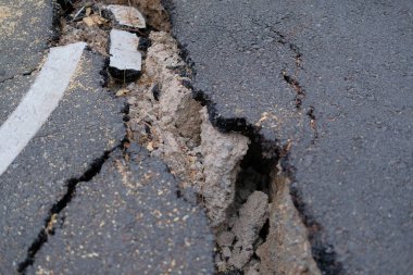 asphault kırsal yol üzerinde çatlaklar. daraltılmış sokak zarar