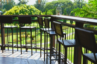 Teras Veranda kafeterya kahvehane restoranda ahşap tabure sandalye