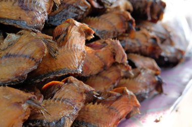 Satılık kurutulmuş kızarmış tuzlu balık yığını