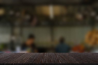 insanlar yemek yemek Restoran mutfakta. arka plan görüntüleme ürün için ahşap masa ile bulanıklık