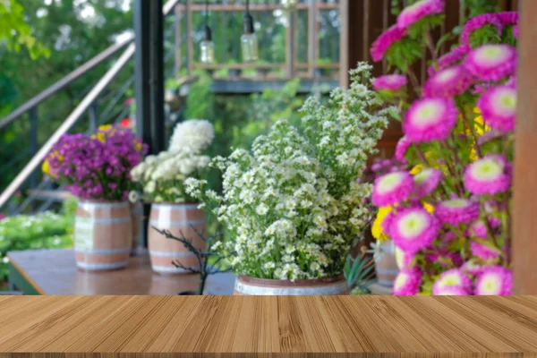 Барвистий Квітковий Букет Прикрашений Невеликим Квітковим Магазином Дерев Яним Столом — стокове фото