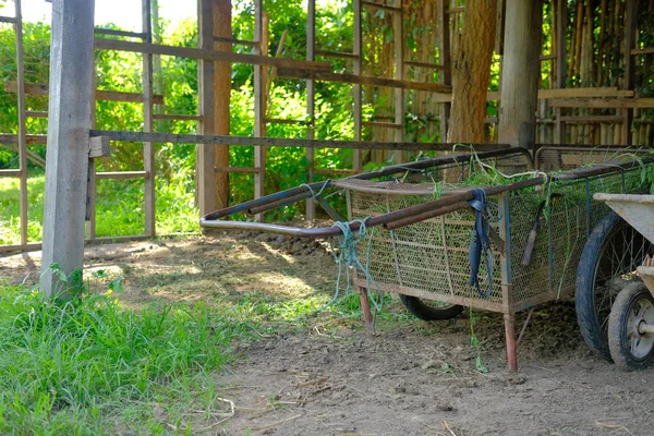 花园手推车手推车在古老的复古传统农村谷仓 — 图库照片