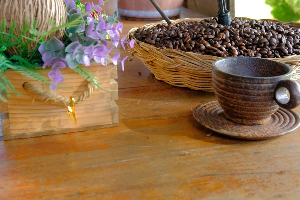 Holztasse Kaffeebohne Dekorativer Blumenstrauß Café — Stockfoto