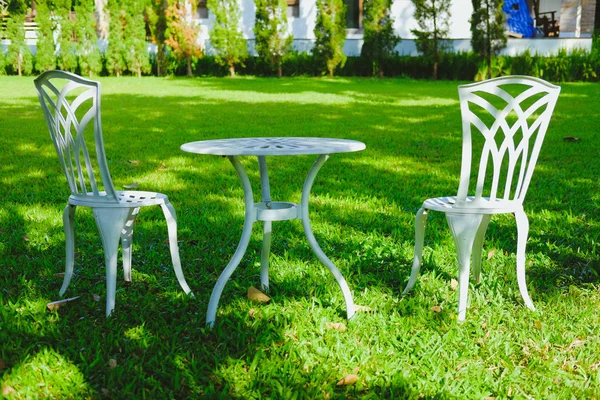 白色金属椅子 桌子在花园里 放松休闲的生活方式 — 图库照片