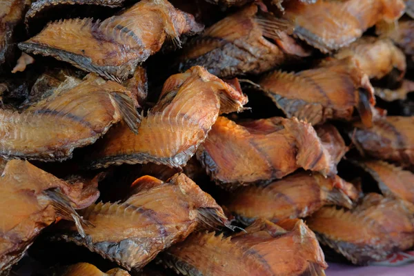 Hromadu Sušené Smažené Solené Ryby Prodej — Stock fotografie