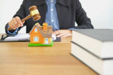 Avukat mahkeme ev modeli çalıyor Yargıç tokmak ile. Emlak anlaşmazlık ve mülkiyet Müzayede kavramı