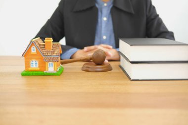 işadamı avukat hukuk kitap yargıç tokmak ve ev modeli ile. satmak ve Emlak Emlak Kiralama satın alma