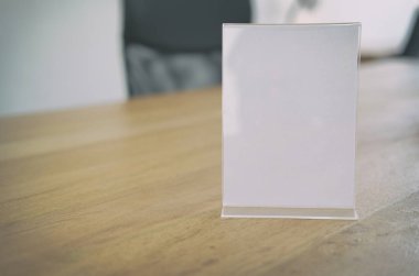 beyaz etiket kafede. Stand akrilik katlanmış kart için kahve dükkanında görüntüler. mockup menü çerçeve Restoran tablo. metin için yer