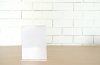 beyaz etiket kafede. Stand akrilik katlanmış kart yakınındaki beyaz tuğla duvar için görüntüler. mockup menü çerçeve Restoran tablo. metin için yer