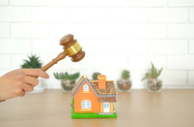 Avukat mahkeme ev modeli çalıyor Yargıç tokmak ile. Emlak anlaşmazlık ve mülkiyet Müzayede kavramı