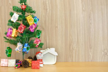 mevcut kutuları ve dekore edilmiş Noel ağacı. hediye kutusu Noel partisi için. Aralık ayında tatil kutlaması