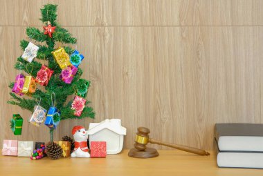 süslü Noel ağacı Yargıç tokmak ve hukuk kitabı. Avukat Avukat adalet işyeri xmas Yılbaşı tatil Festivali.