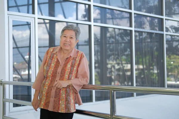 Asiático Anciano Mujer Mujer Descansando Relajante Balcón Terraza Anciano Senior — Foto de Stock