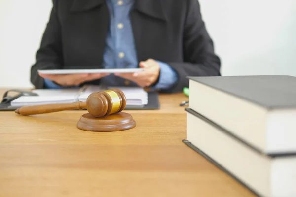 Juiz Trabalhando Com Tablet Lei Legal Martelar Tribunal Advogado Advogado — Fotografia de Stock