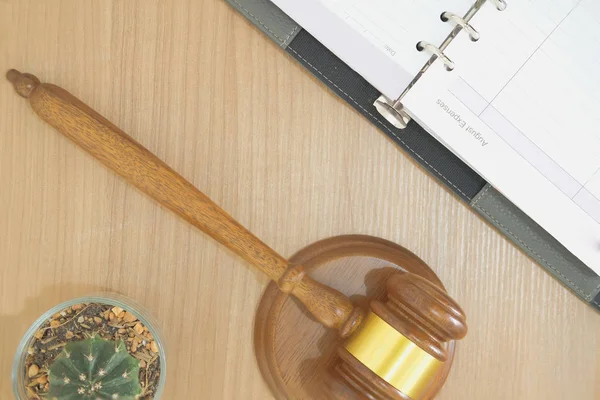 Juridische Wet Rechter Hamer Laptop Tegen Een Rechtszaal Advocaat Advocaat — Stockfoto
