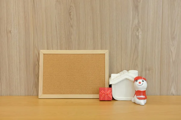Cork Pokładzie Bałwana Dom Miniaturowe Pudełko Drewniany Stół Boże Narodzenie — Zdjęcie stockowe