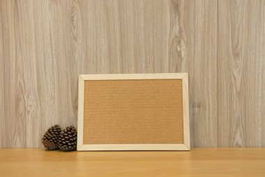 boş mantar pano ve çam koni. Noel yılbaşı tatil Festivali.