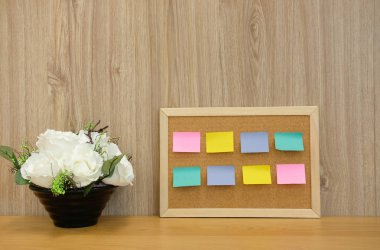 yapışkan notları hatırlatma mantar tahta ahşap masa üzerinde kağıt. Bülteni corkboard