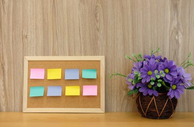 yapışkan notları hatırlatma mantar tahta ahşap masa üzerinde kağıt. Bülteni corkboard