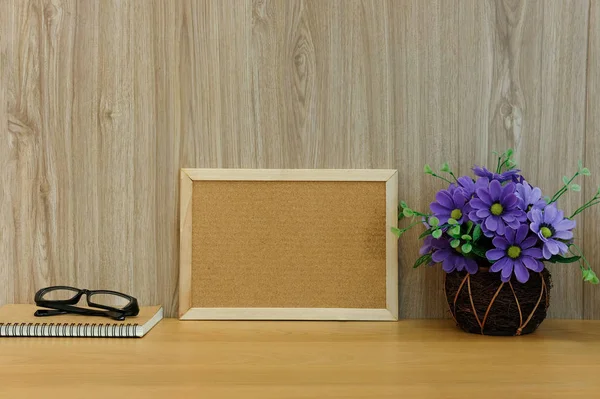 Cork Pokładzie Notebook Okulary Sztuczny Kwiat Drewnianym Stole Biuro — Zdjęcie stockowe