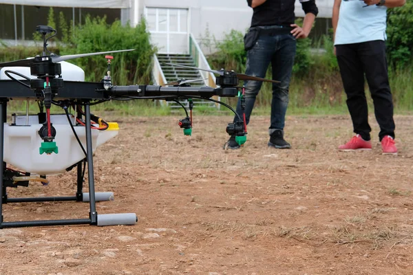 Homme Contrôlant Drone Agricole Pour Pulvériser Engrais Liquide Sur Les — Photo