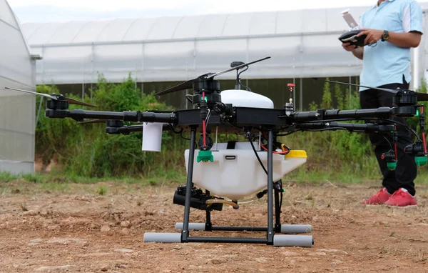 Homme Contrôlant Drone Agricole Pour Pulvériser Engrais Liquide Sur Les — Photo