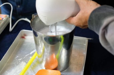 Madde krem yapmak için karıştırma. Ev yapımı Güzellik Cilt Bakımı kozmetik ürün