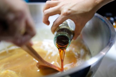 Madde vücut scrub kremi yapmak için karıştırma. Ev yapımı Güzellik Cilt Bakımı kozmetik ürün