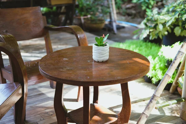 Mesa Cadeira Madeira Terraço Varanda Com Vista Para Jardim — Fotografia de Stock