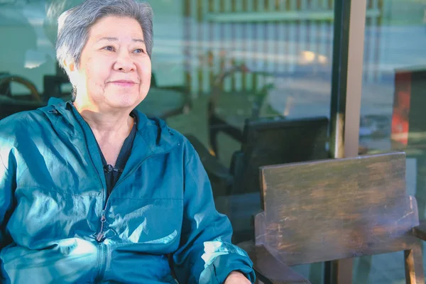 Anciana Alegre Vieja Sonriendo Relajándose Casa Feliz Anciano Mayor Sentado — Foto de Stock