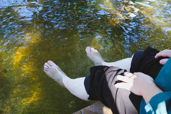 Frau Die Füße Heißem Mineralwasser Einweicht Gesunder Lebensstil Freizeitaktivität — Stockfoto