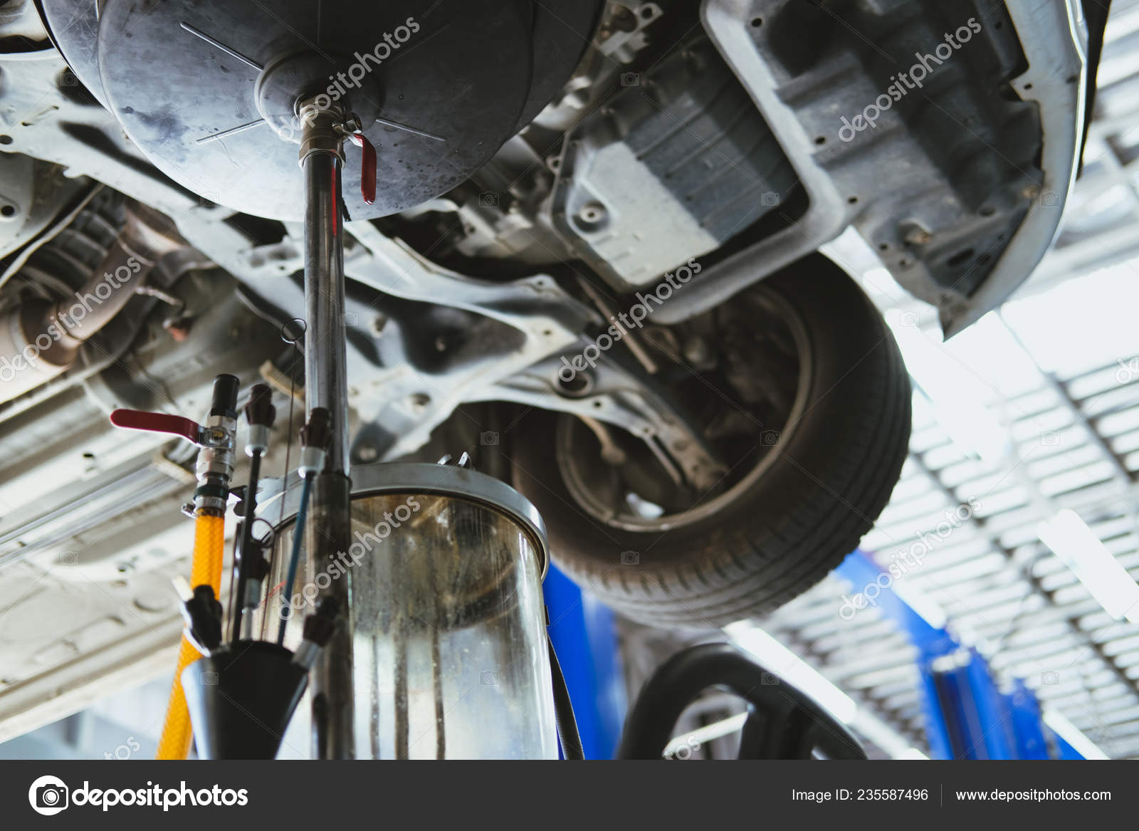 Changement D Huile >> Vehicule Soulever Par Hydraulique Pour Inspection Changement Changement D Huile >> Vehicule Soulever Par Hydraulique Pour Inspection Changement