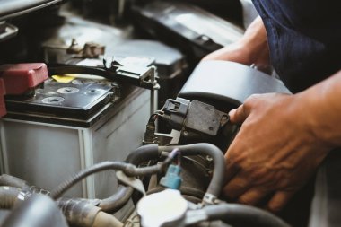 Mekanik değişen hava filtresi için araba otomobil tamir servisi. Otomotiv yedek parça Check-up garaj