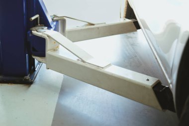 Otomobil servisi onarım garaj asansörde araba