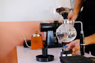 Klasik vakum tesisler kahve makinesi. Alternatif bira yöntemi