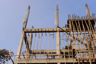 kutup ayağı ile çelik ve Çimento beton inşaat altında bina