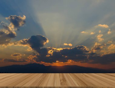 günbatımı güneş doğarken dağ alacakaranlık gökyüzü görüntü ürün için ahşap masa ile şafak alacakaranlıkta